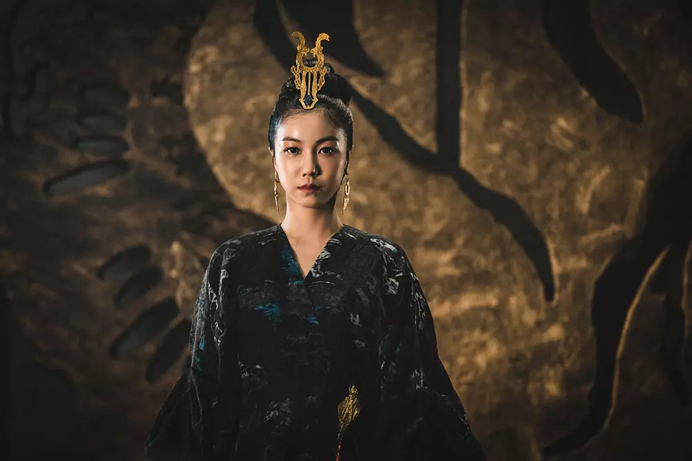 金玉彬飾演阿斯達首位皇后太扎夏（Disney+提供圖片）