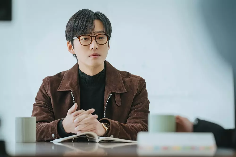 南宮珉演活落泊導演導演李濟河。