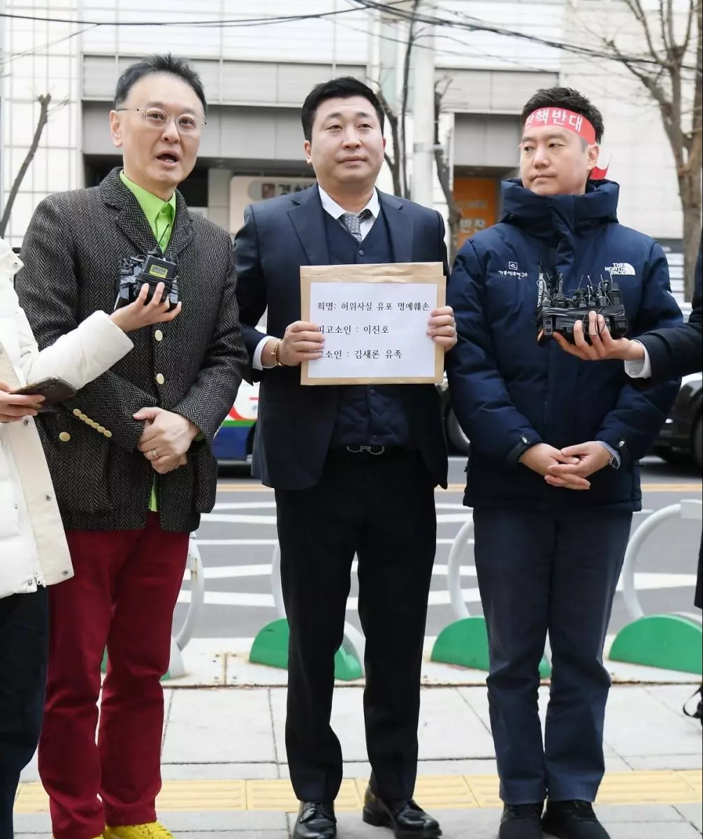 韓國演藝人自殺預防協會會長權英燦(左),日前聯同代表律師,以及《橫豎研究所》金世義現身警署,代表金賽綸遺屬提出起訴(網上圖片)