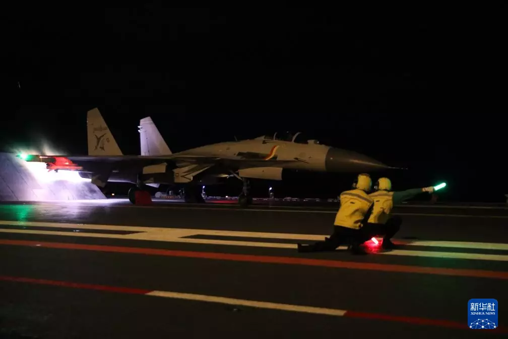 6月上旬,海軍航母編隊在西太平洋海域開展訓練。 圖為艦載戰鬥機進行夜間起飛。 新華社圖片