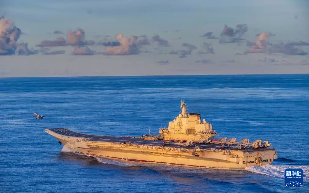 6月上旬,海軍航母編隊在西太平洋海域開展訓練。 圖為遼寧艦放飛艦載戰鬥機。 新華社圖片