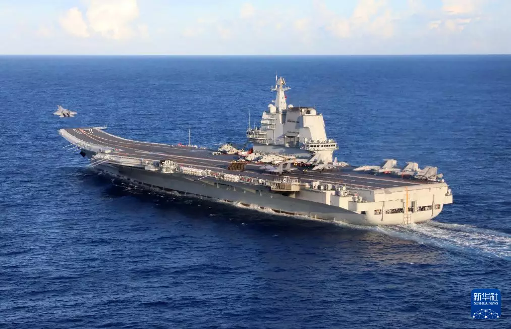 6月上旬,海軍航母編隊在西太平洋海域開展訓練。 圖為山東艦放飛艦載戰鬥機。 新華社圖片