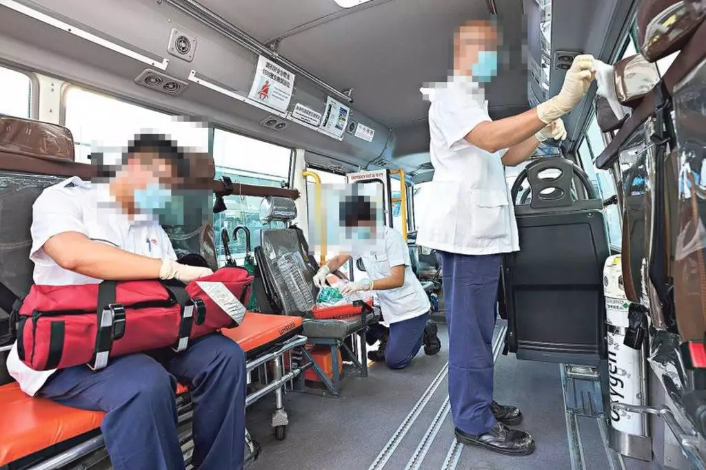 非緊急救護車應該三人一車,但因人手不足,往往兩人一車,曾有已登車病人無人看管下自行離開,險釀慘劇。