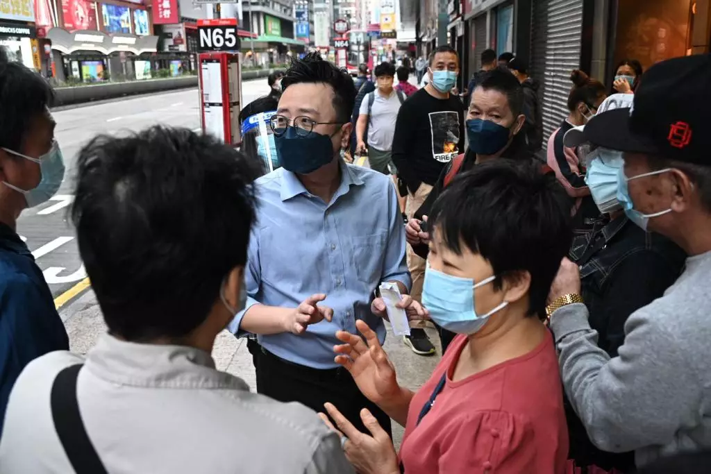 今早有不少人到旺角的「臨時失業支援」計劃服務中心排隊領取即日籌。