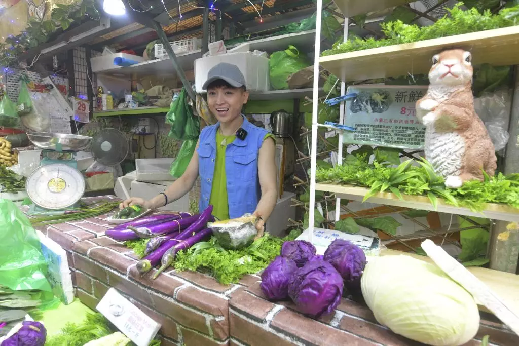 嘉俊在菜檔「一腳踢」。