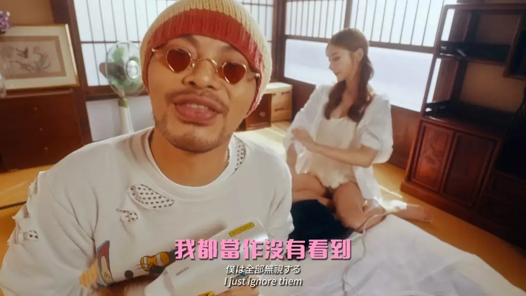 明日花綺羅MV中擔任黃明志的內人。