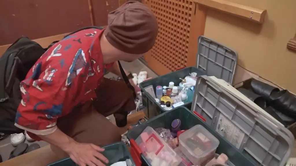 黃明志打開工作人員的工具箱。