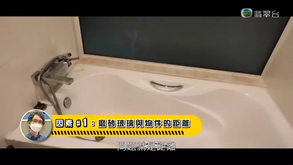 但當物體貼近玻璃,就會大幅降低光線折射的障礙,所以愈貼近玻璃,影像就會愈清楚!