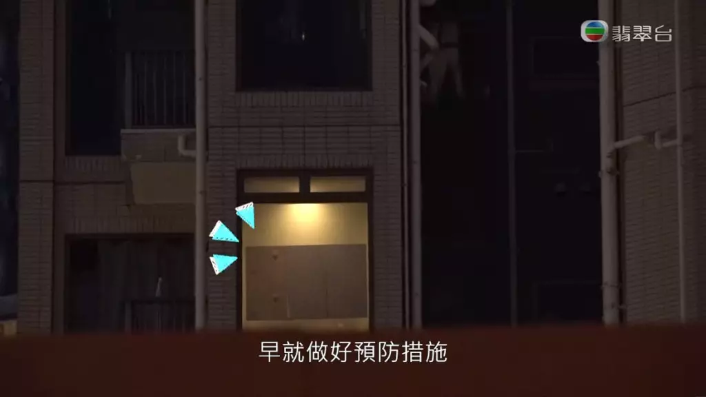 為咗防止透光,有住戶自行加設了膠紙。