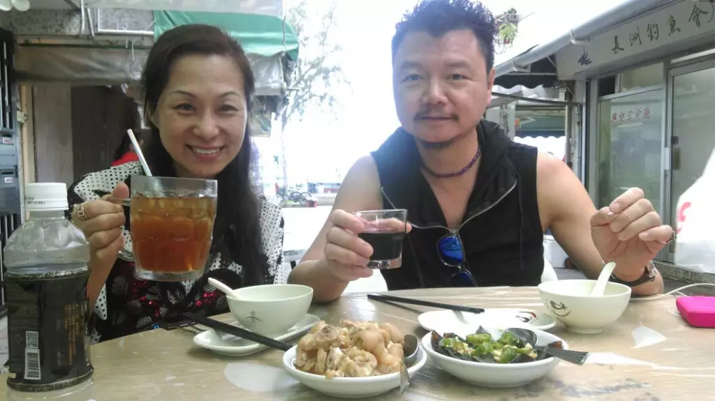艾威與Lisa結束18年婚姻,表示不涉第三者。