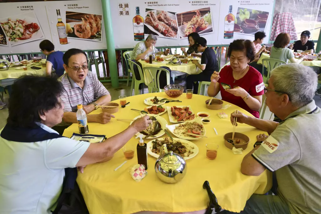 團友在「賞你遊」旅程期間享用特色食品。資料圖片
