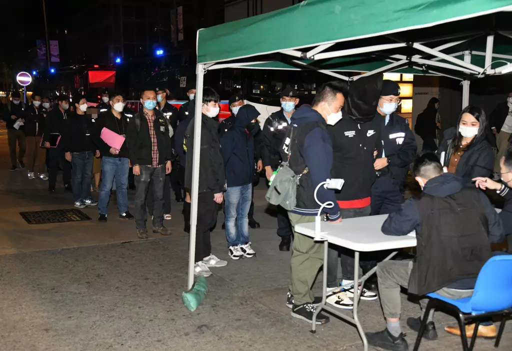 陪酒女郎串通酒吧職員,涉盜醉客信用卡狂碌「貴價酒」,警灣仔拘13非華裔男女。