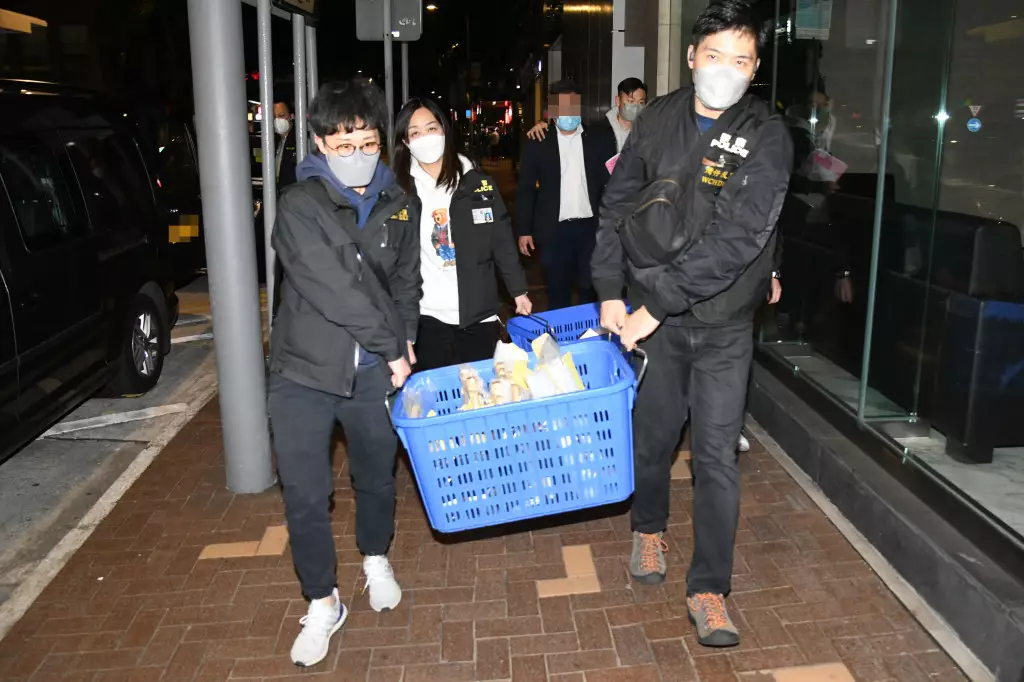 探員檢走證物。