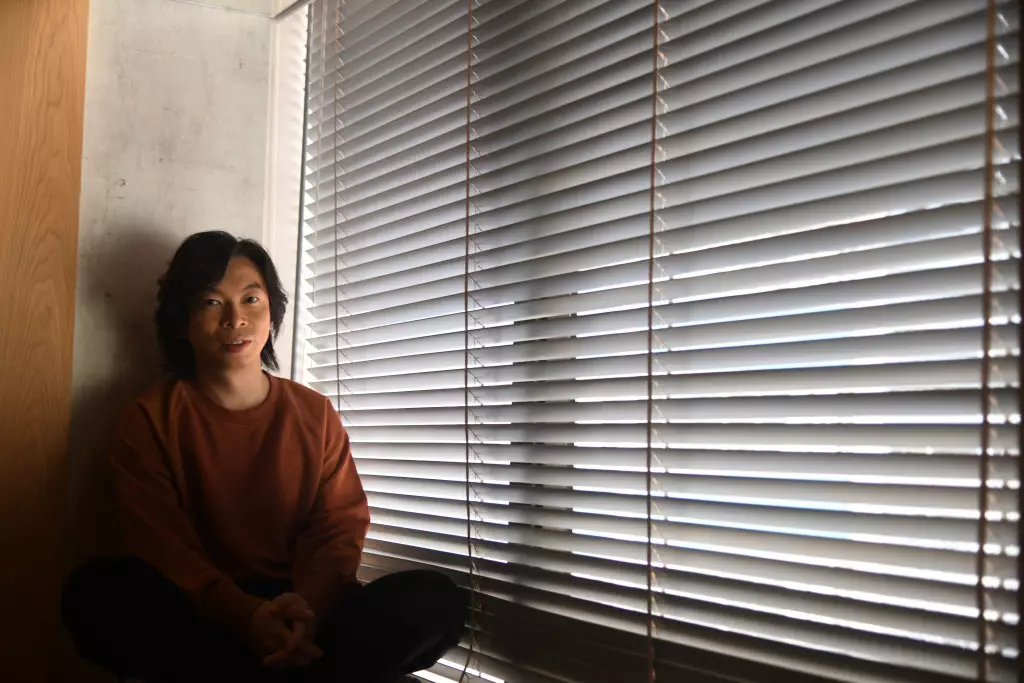 阿卵啱啱讀完演藝,嗰陣電影、劇集同舞台係河水不犯井水,近呢10年多咗好多舞台劇嘅人走入電視或者電影,當然喺表演執行上要調整,但係係一件好事。