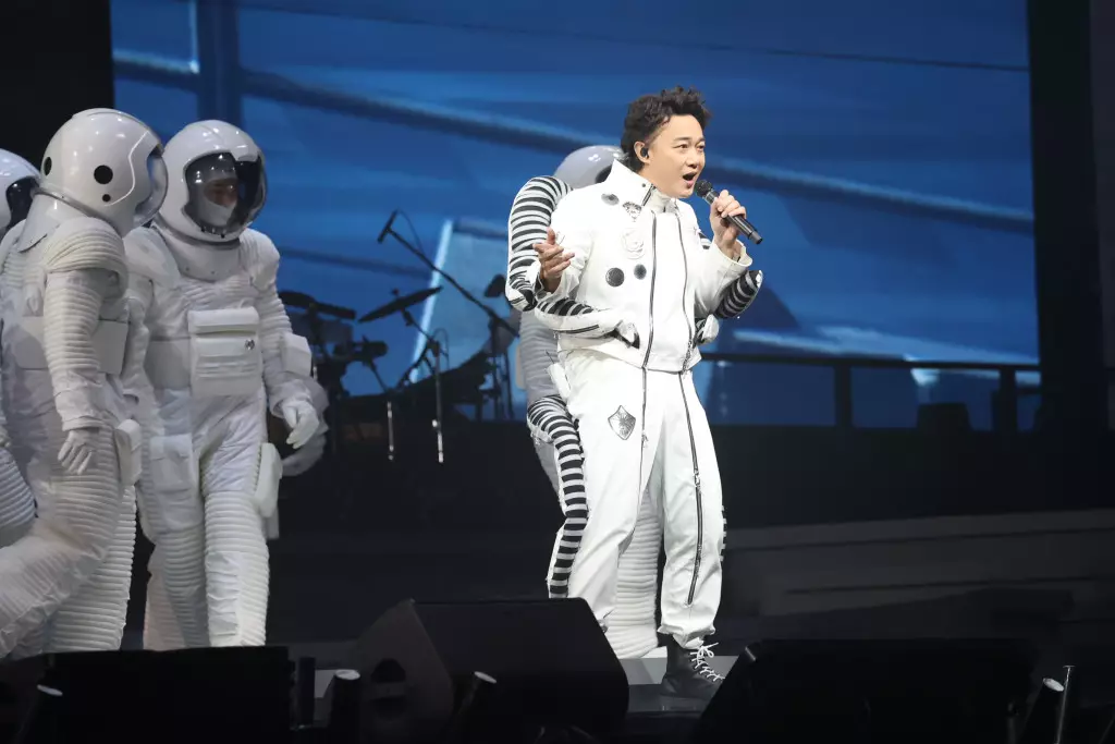 陳奕迅與十多位太空人舞者載歌載舞。