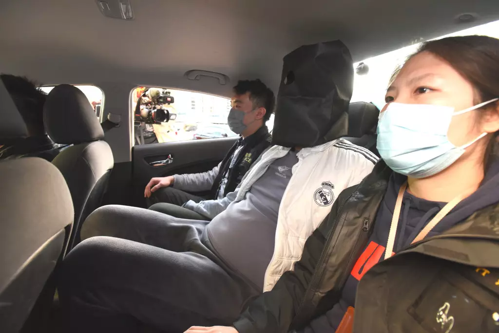 其中一名男疑犯被押返警署扣查。