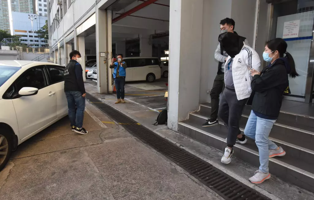 其中一名男疑犯被押返警署扣查。