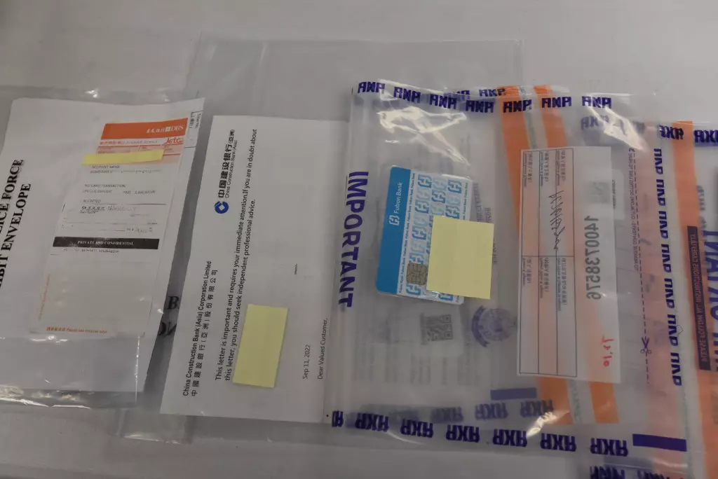 行動中撿獲銀行入數紙及空頭支票。