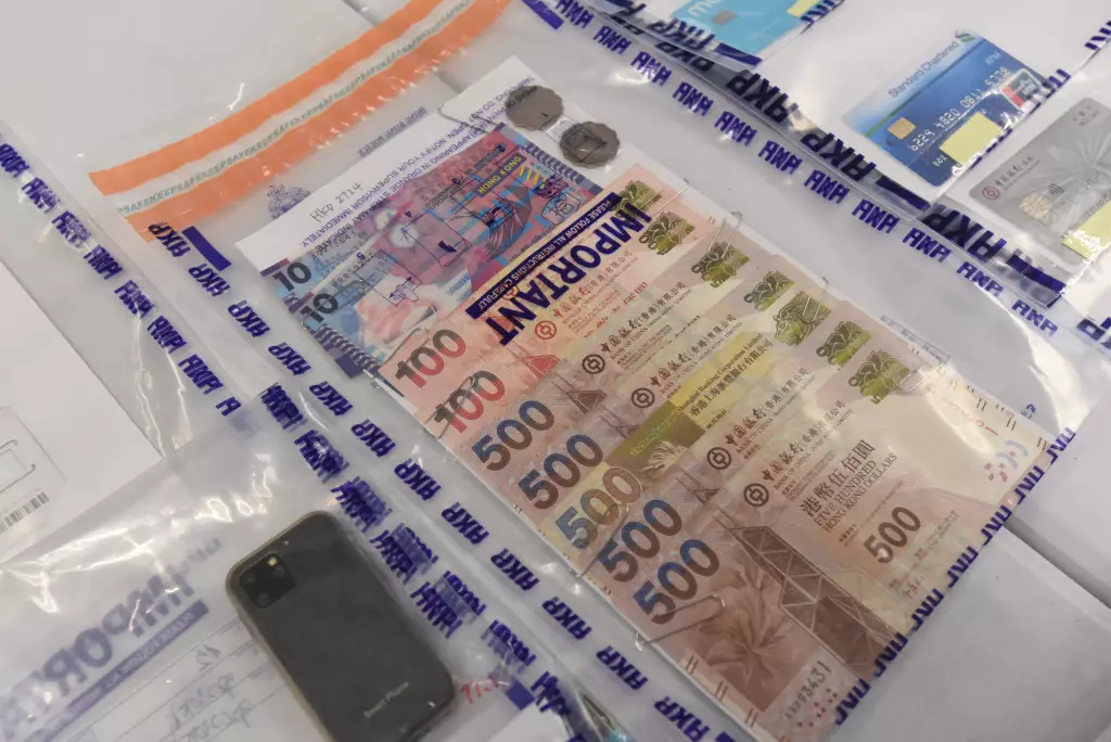 行動中撿獲現金及空頭支票。