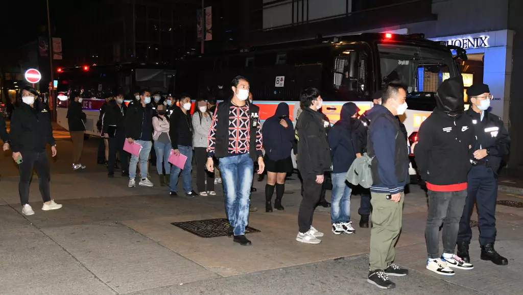 警方在灣仔酒吧區帶走多名涉案人士。