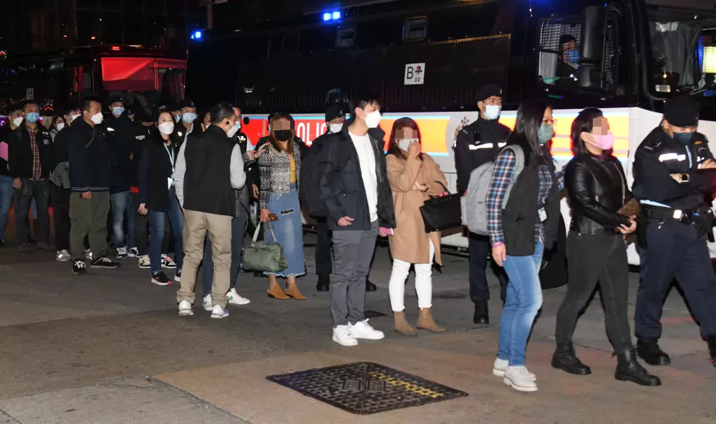 陪酒女郎串通酒吧職員,涉盜醉客信用卡狂碌「貴價酒」,警灣仔拘23非華裔男女。