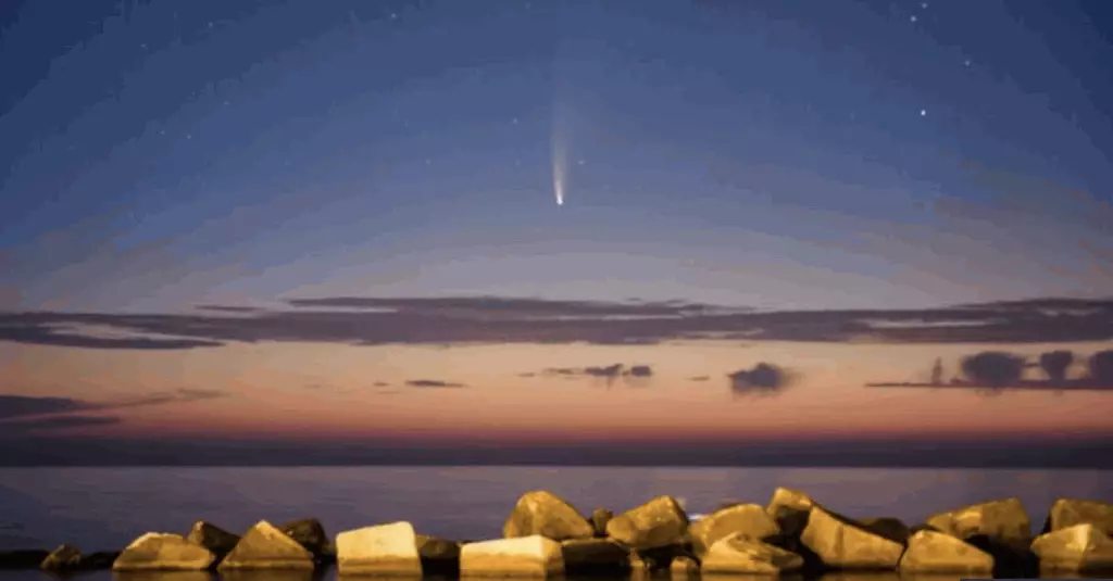 上一次肉眼可見飛越地球的彗星NEOWISE，在夜空中劃出一道美麗的星光。