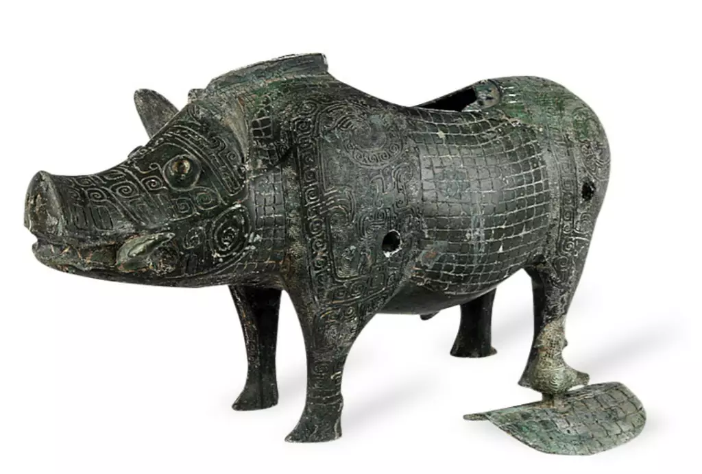 商代「豕形銅尊」(複製品)。器身飾有鱗甲、龍紋和獸面紋,是以動物為造型的尊。(網上圖片)