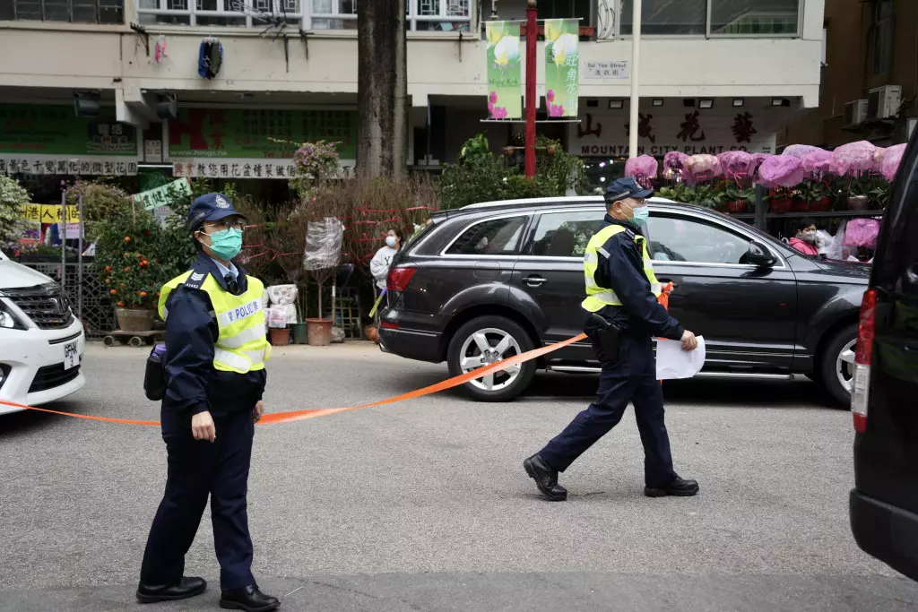 警方在花墟一帶實施人流及交通管理措施。