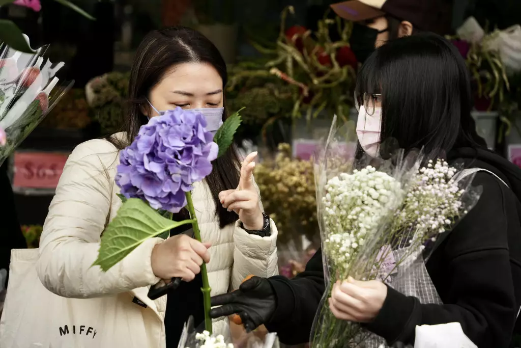 女士們悉心選購賀年花束。