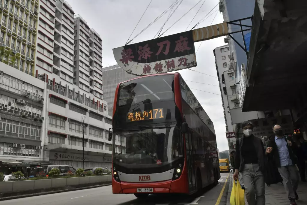 屹立四十年的梁添刀廠大鋼刀招牌,負責人遵從屋宇署清拆令,招牌走進歷史。(資料圖片)