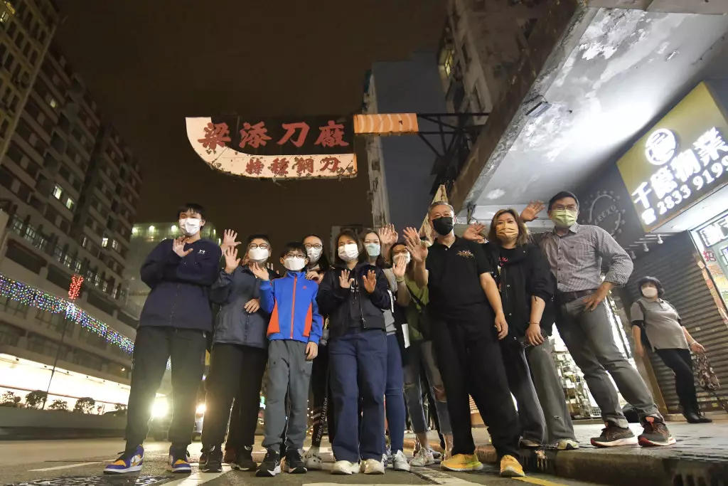 刀廠負責人與招牌最後合照。(資料圖片)