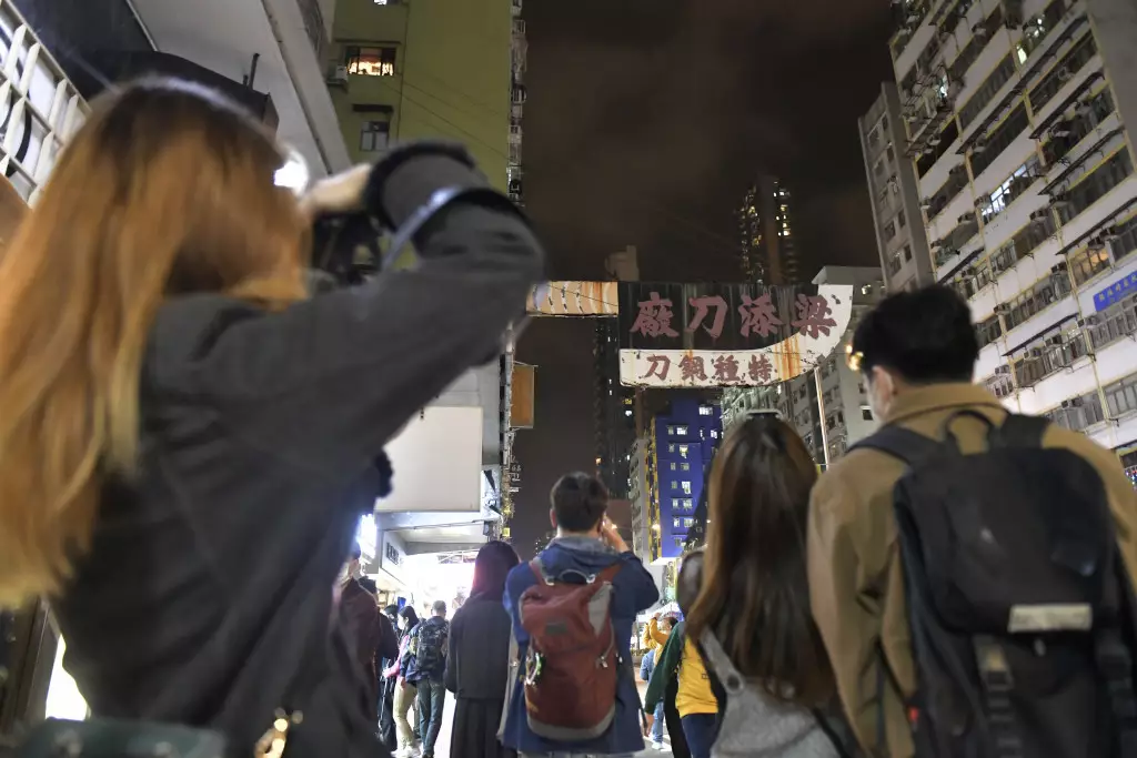 巿民到場為招牌拍照留念。(資料圖片)