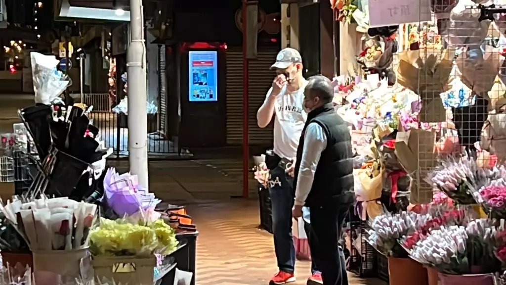 謝先生大清早到旺角花墟買花送給太太。