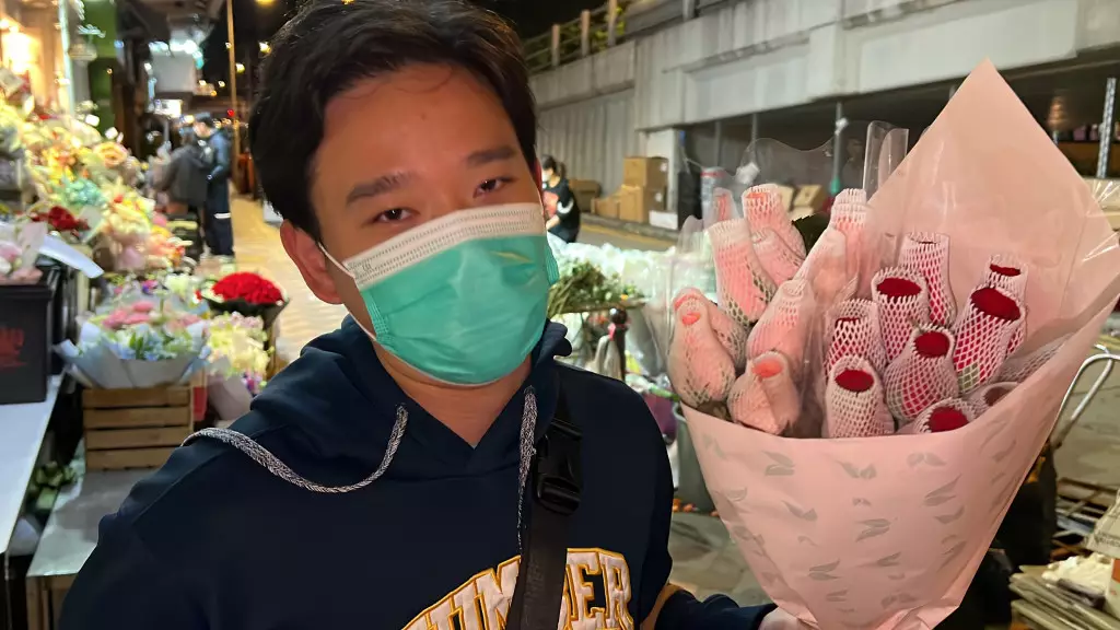 幼稚園助教Brian買花送給每位女老師,笑言每人一枝作鼓勵。