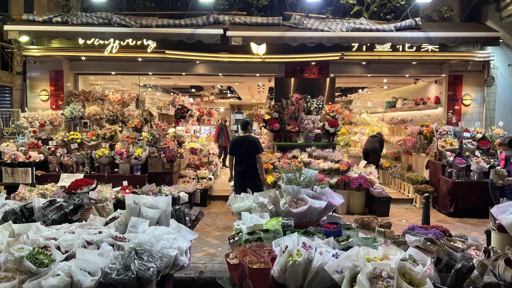 情人節大清早,旺角花墟的花店已開門營業。