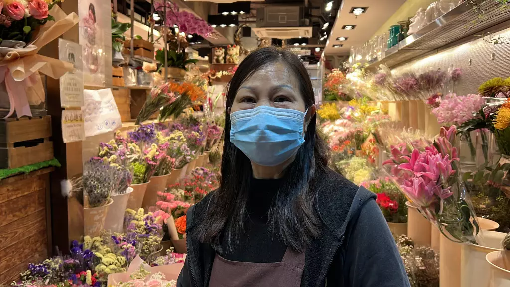 花店職員胡小姐坦言今年情人節客人較多,相信生意較往年好。