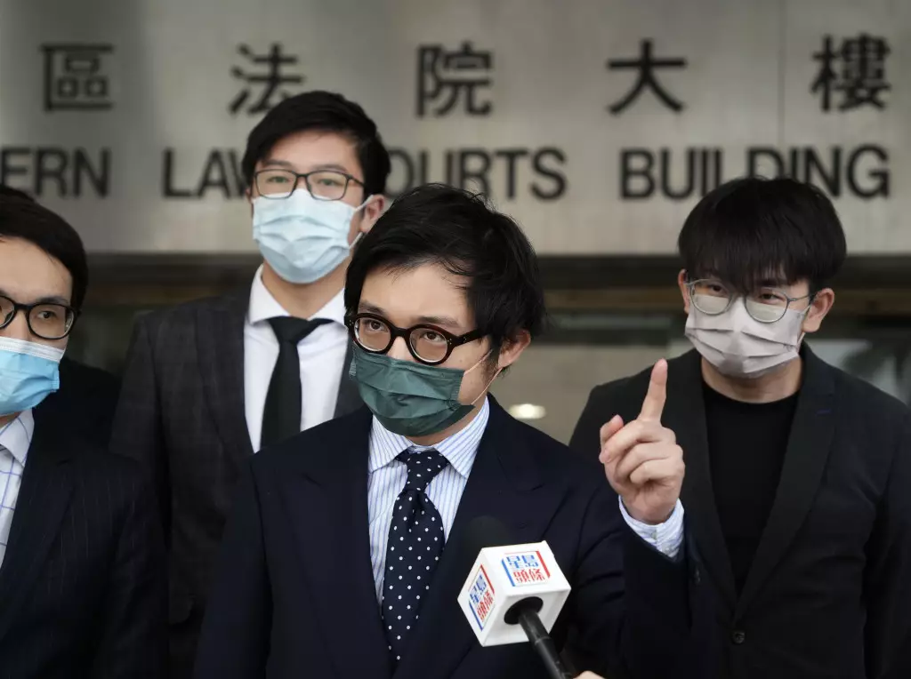 林作在庭外直呼「預左1日審訊,自己將會出庭自辯,咁就精彩!」其女友裕美亦有到庭旁聽。