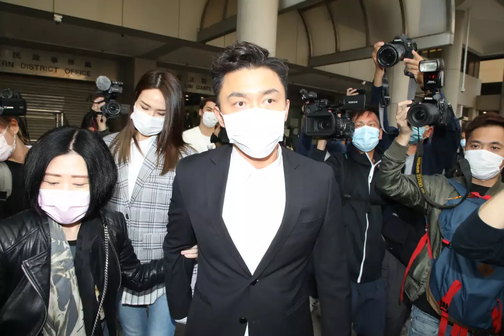裕美同莊思明一樣,陪男友上庭給予無限支持。