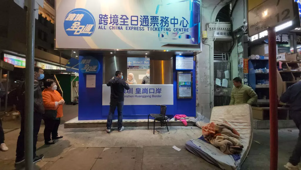 職員清理雜物,準備重開。