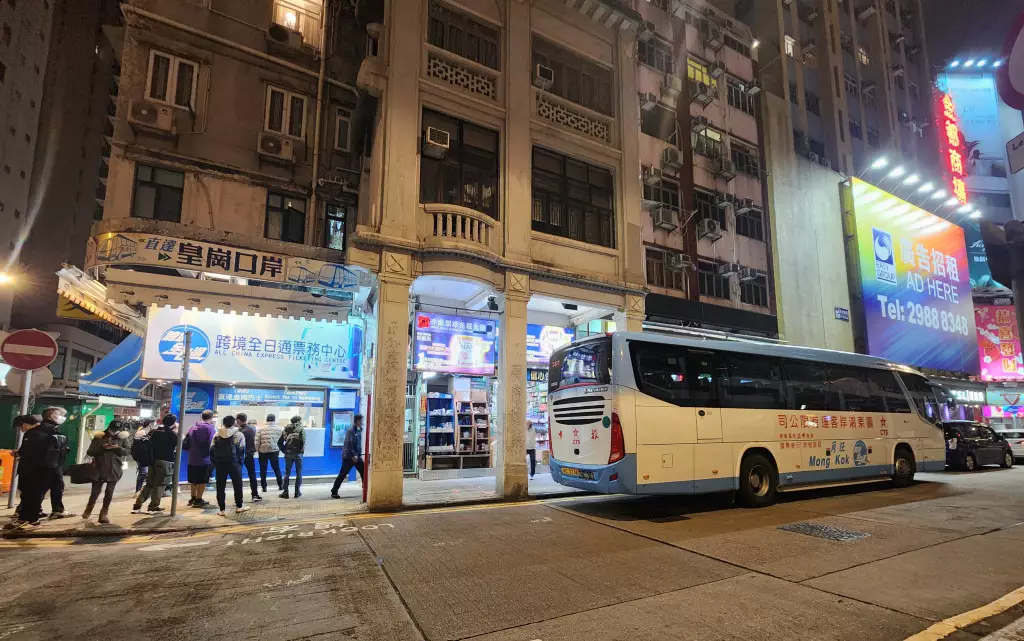晚上11時起陸續有市民買票上車。