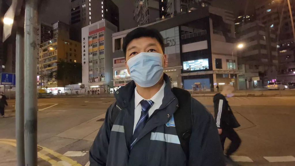 負責駕駛頭班巴士的車長王先生表示興奮。
