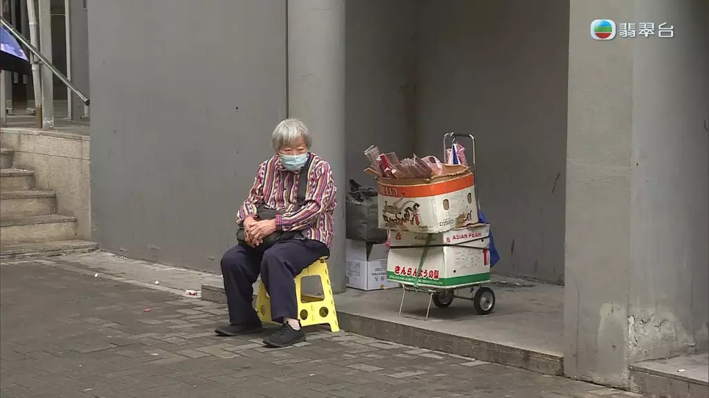 82歲連婆婆每日獨自在黃大仙祠門外一個偏遠角落賣香,其他小販10元一束香,連婆婆卻頂爛市只賣5元,引來行家批評。