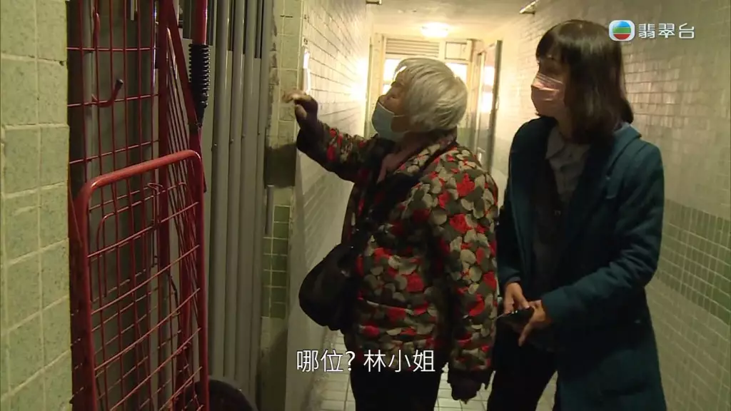 連婆婆跟埋主持上門搵林女士,對方起初扮不在家,翌日主持再上門,對方才接受訪問。