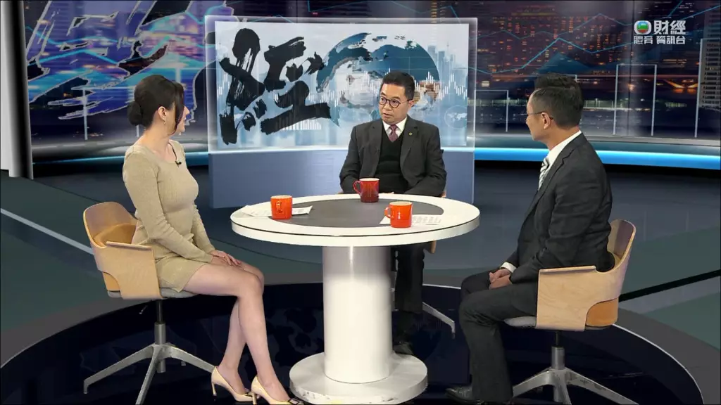 普通話財經主播張晉最近以貼身短裙主持節目《財經演義》引起網民關注。