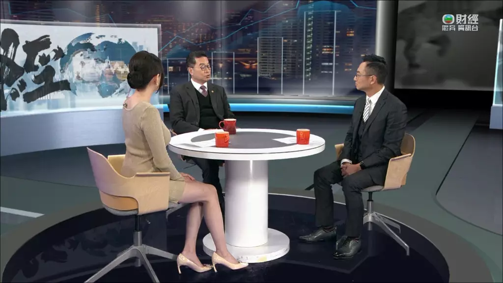 普通話財經主播張晉最近以貼身短裙主持節目《財經演義》引起網民關注。