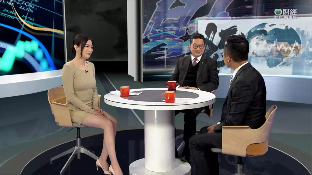 搭配米白色高跟鞋,美腿顯得更修長。