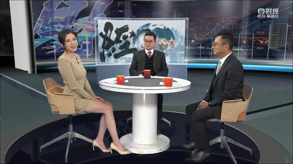 搭配米白色高跟鞋,美腿顯得更修長。