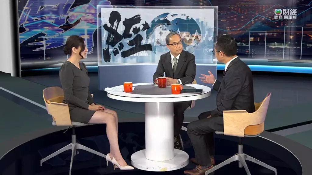 平常主持《財經演義》,張晉都會以短裙上陣晒美腿。