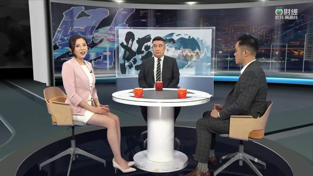 不過不及今次貼身裙騷激凸身材誇張。