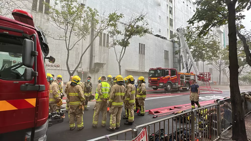 大批消防到場救火。